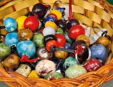 Schlüsselanhänger aus bunt glasierten Tonkügelchen in Körbchen